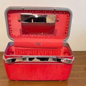 Samsonite Vibrant Coral Red Case with Mirror